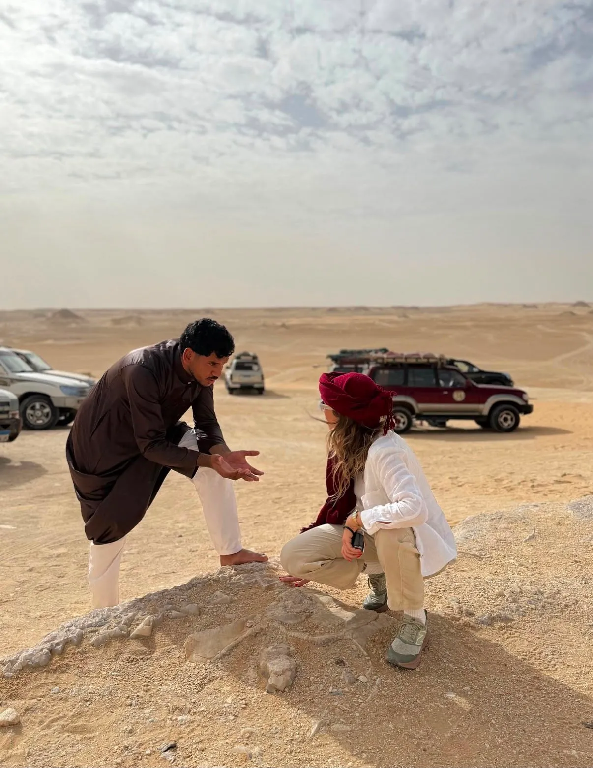 Eyad Elzaghandi explaining the desert landscape to an international traveler